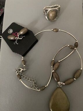 Paparazzi festival green stone set